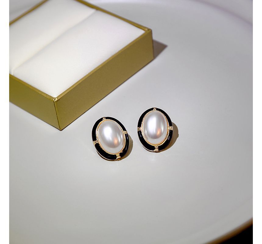 Oval Pearl Earring