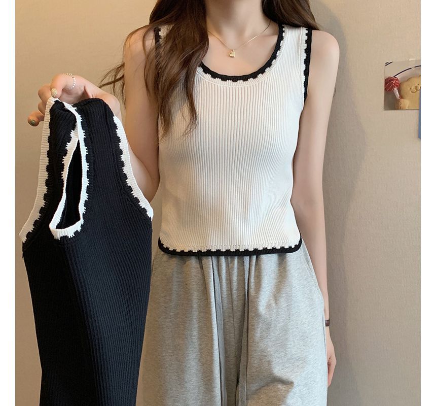 Top Contrast Trim Tank