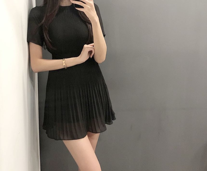 Short-Sleeve Crewneck Plain Mini Pleated Dress