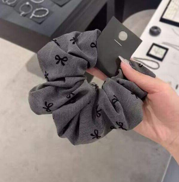 / Bow Dotted Scrunchie Print
