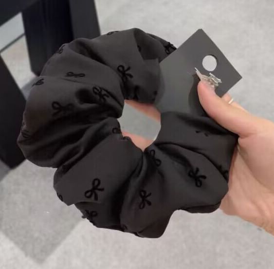 / Bow Dotted Scrunchie Print