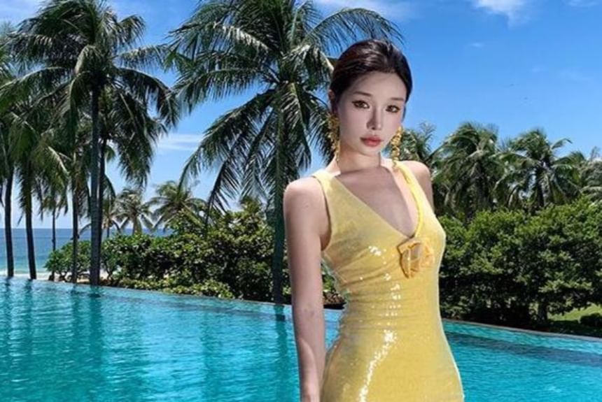 Sleeveless V-Neck Plain Sequin Sheath Evening Gown