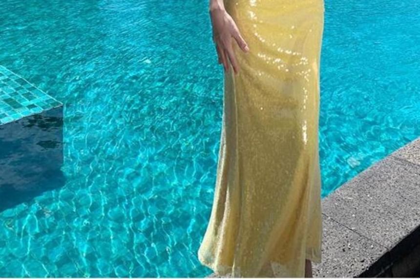 Sleeveless V-Neck Plain Sequin Sheath Evening Gown