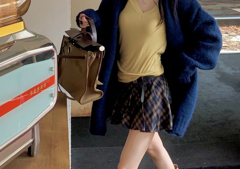 Tee Long Waist Mid V-Neck Plaid Cardigan / Mini Sleeve Pleated Plain Skirt