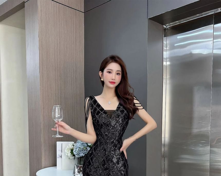 Sleeveless V-Neck Sequin Bead Fringed Slit Mermaid Evening Gown