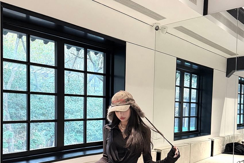 / Plain Tee Inverted Collar Low Wide Pleated Leg Long-Sleeve Cropped Rise Pants