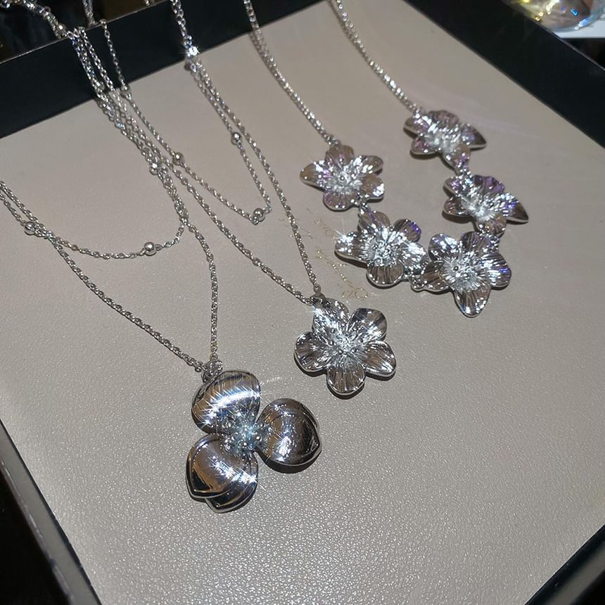 (Various Choker Alloy Floral Designs)