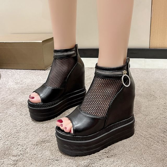 Hidden Mesh Wedge Platform Sandals