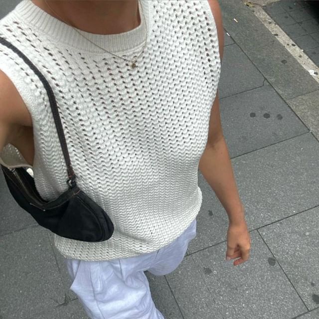 Round Neck Plain Sleeveless Knit Top