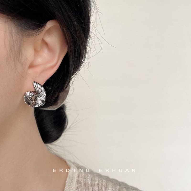 Asymmetrical Curved Ear Stud