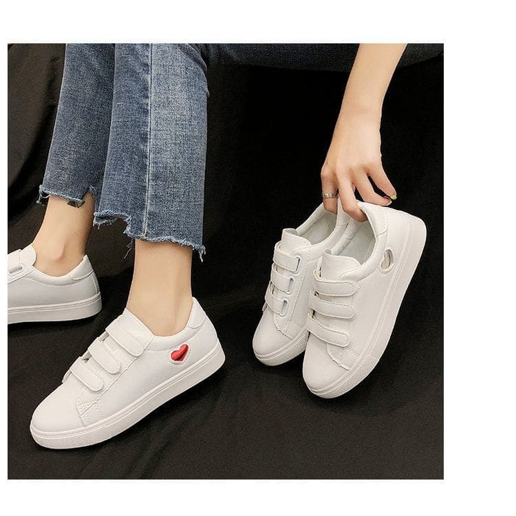 Casual Sneakers With Heart-Shaped Decor