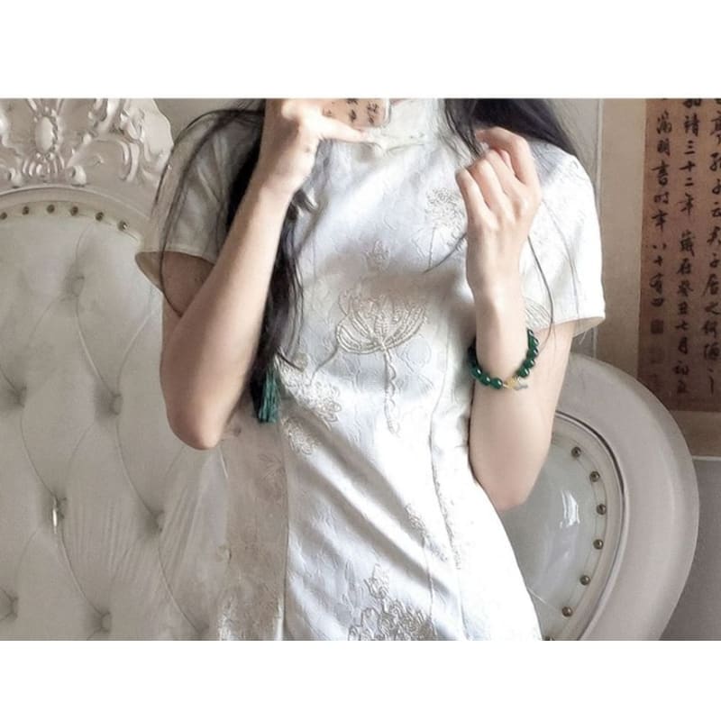 Elbow-Sleeve Band Collar Floral Embroidered Midi Qipao