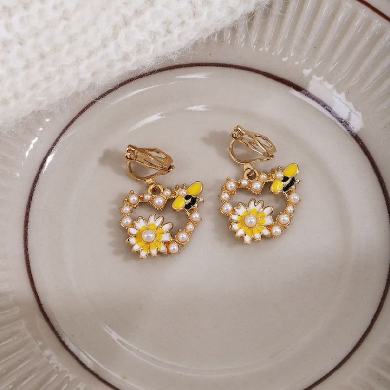 Floral Faux Pearl Bee Alloy Drop Earring