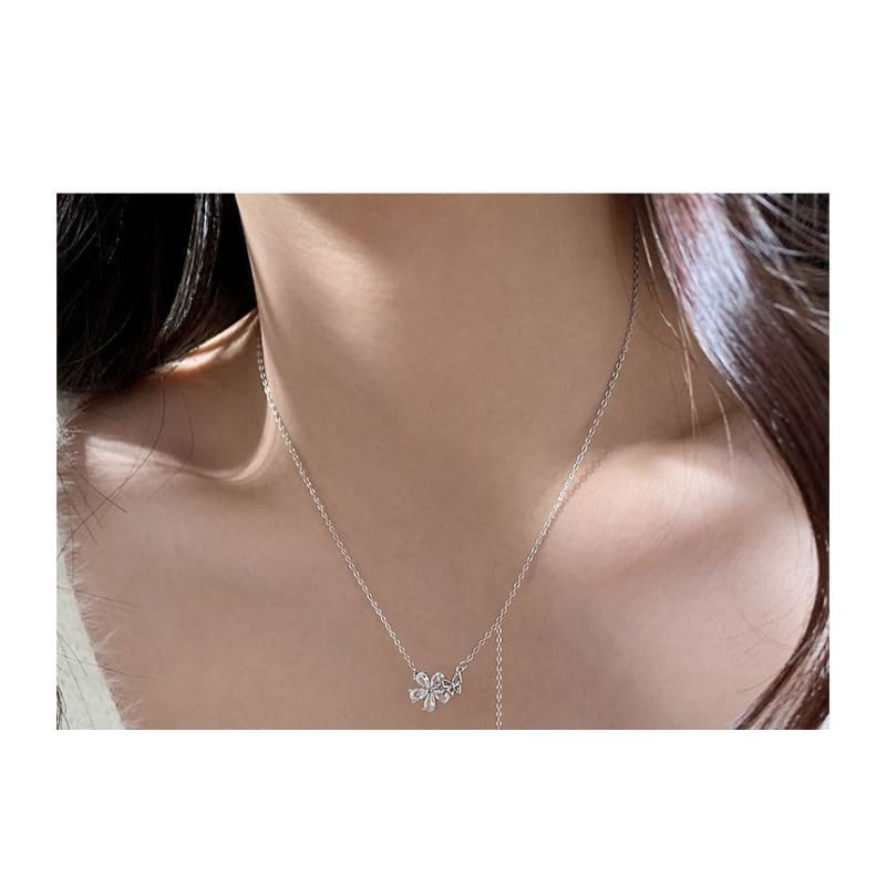 Floral Pendant Alloy Choker