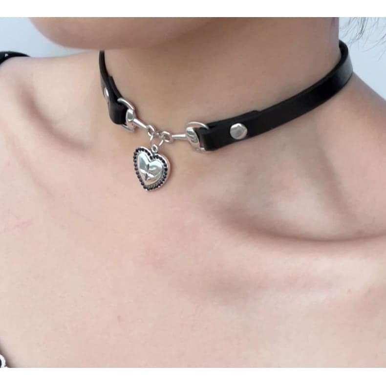 Heart Pendant Faux Leather Choker