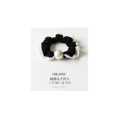 Lace-Trim Pearl Scrunchie