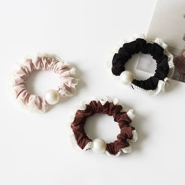 Lace-Trim Pearl Scrunchie