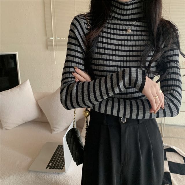 Long-Sleeve Turtleneck Striped Ribbed Knit Top - Gray