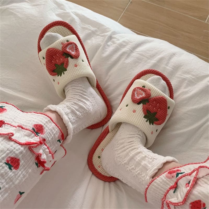 Milky strawberry slippers - slippers