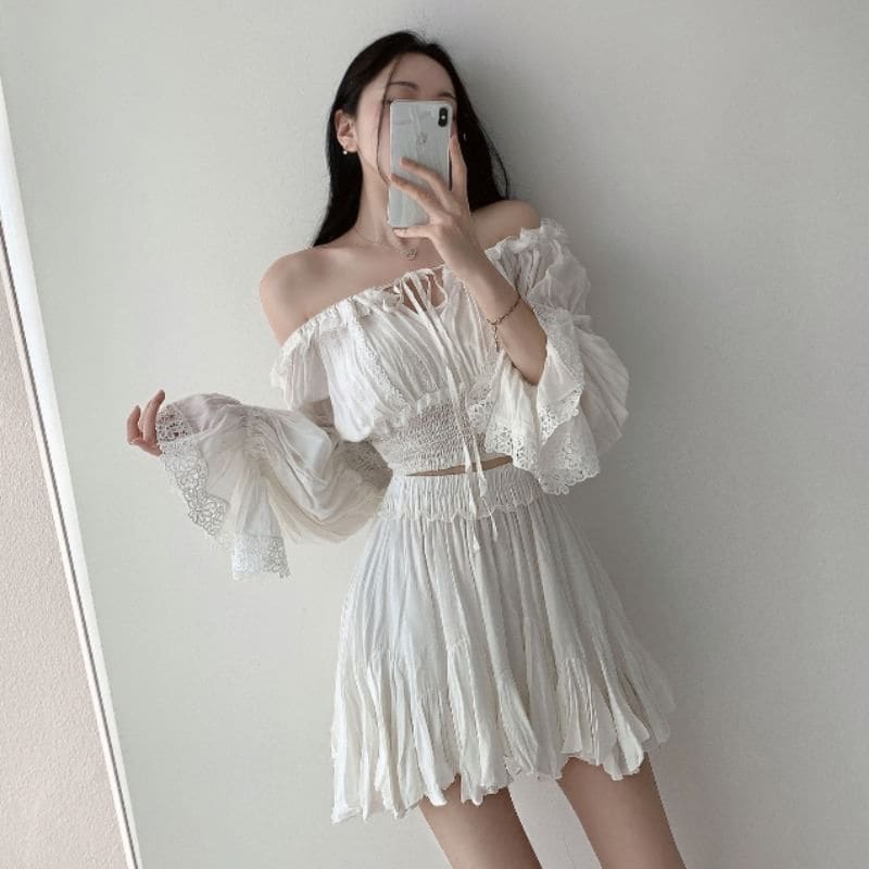 Off-Shoulder Plain Lace Trim Cropped Blouse / High Rise