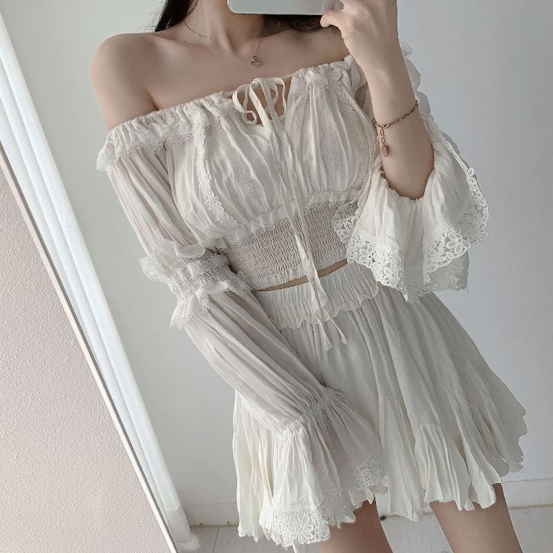 Off-Shoulder Plain Lace Trim Cropped Blouse / High Rise