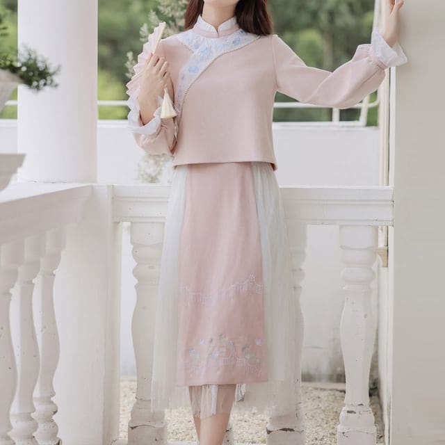 Set: Long-Sleeve Embroidered Flower Hanfu Top + Mid Rise