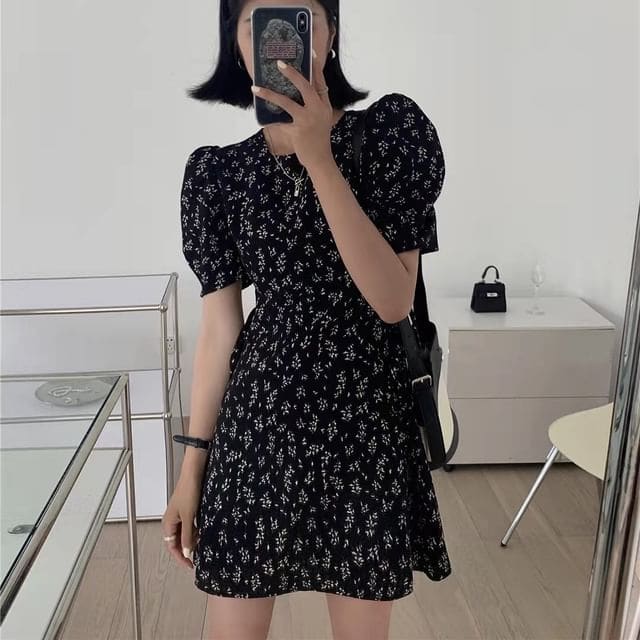 Short Sleeve Floral Print Square Neck Cut - Black / S