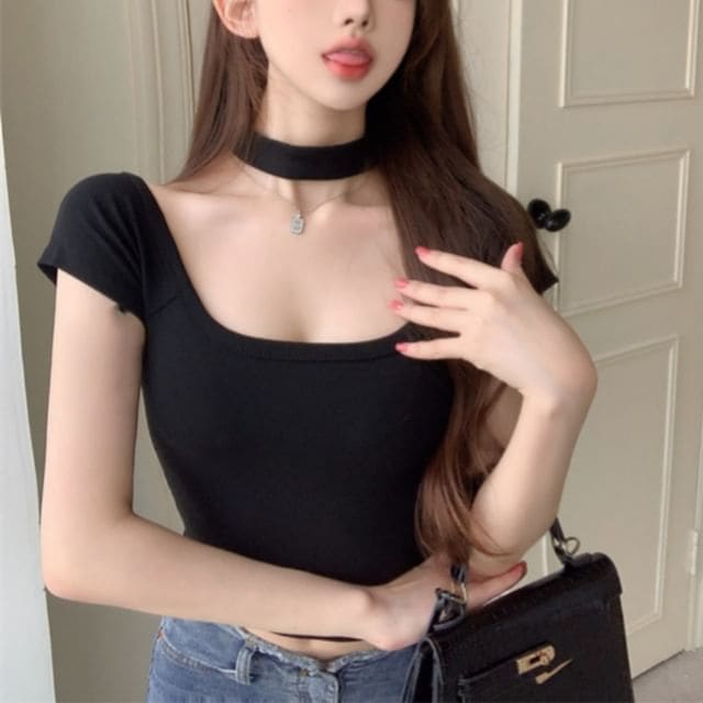 Short-Sleeve Scoop Neck Plain Cropped T-Shirt - Black