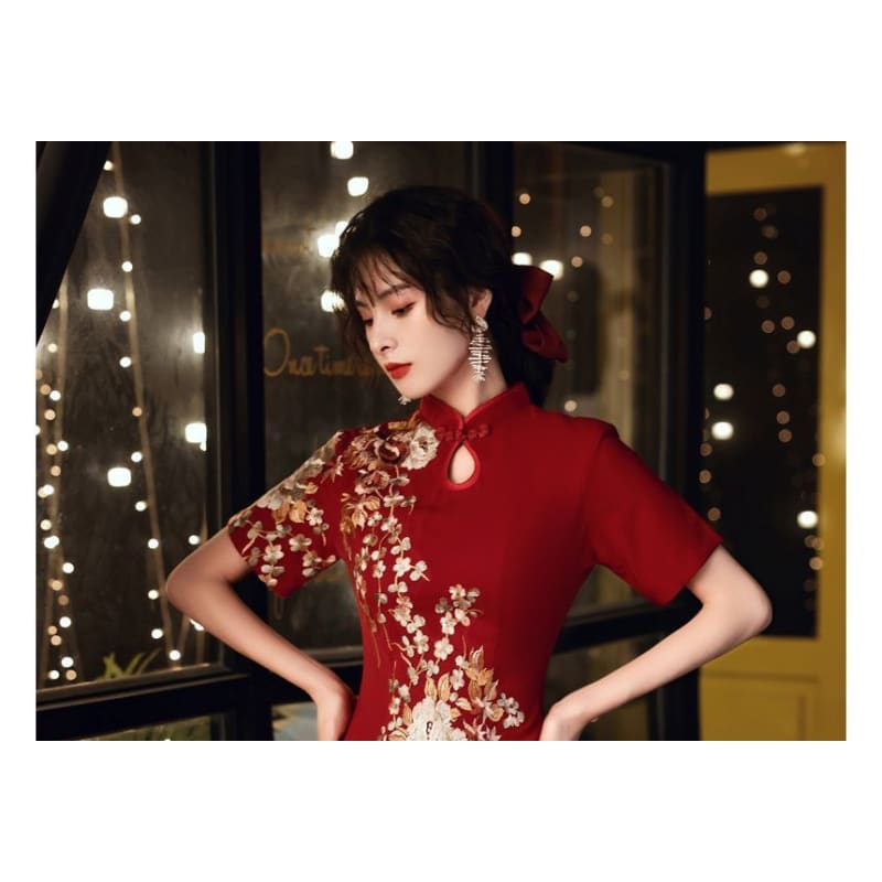 Short-Sleeve Side-Slit Qipao / Flower Embroidered A-Line