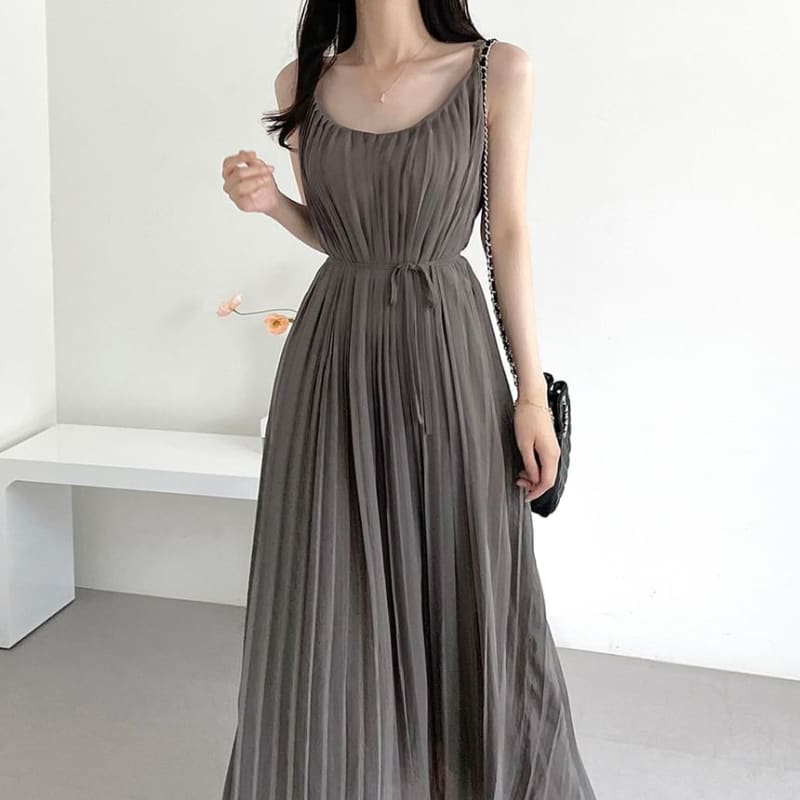 Spaghetti Strap Scoop Neck Plain Midi Pleated Dress