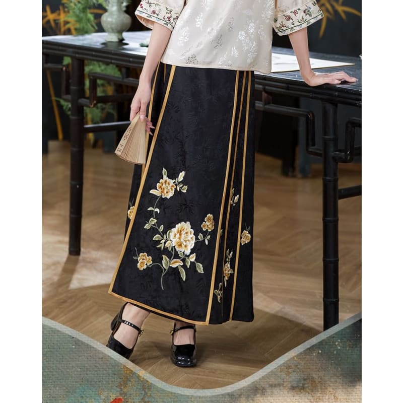 Traditional Chinese 3/4-Sleeve Crew Neck Floral Embroidered