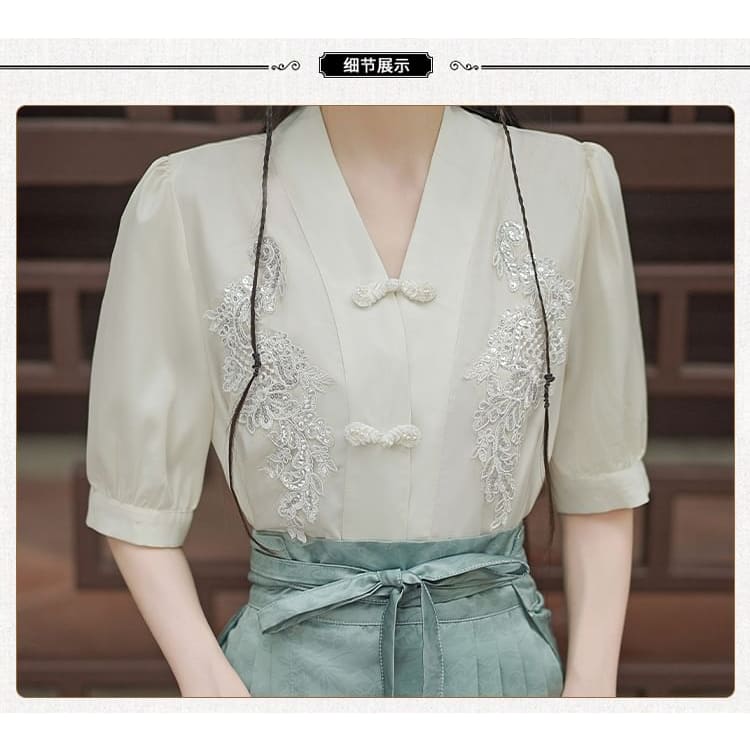 Traditional Chinese Elbow-Sleeve V-Neck Floral Embroidered