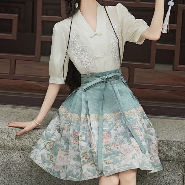 Traditional Chinese Elbow-Sleeve V-Neck Floral Embroidered