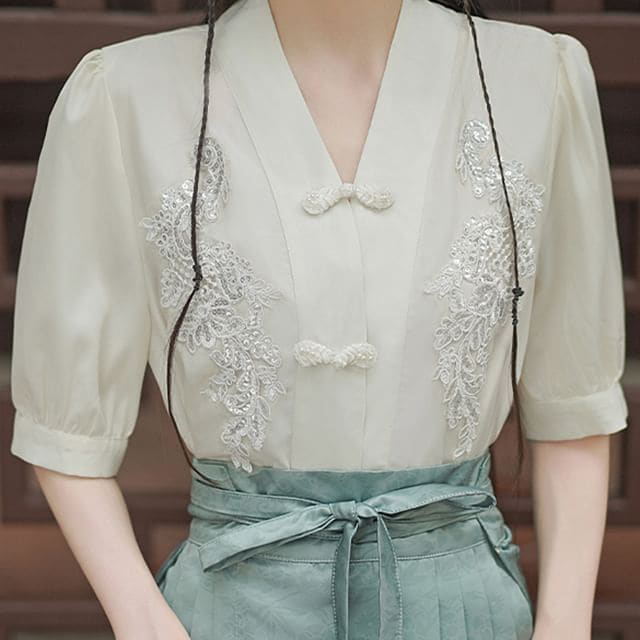 Traditional Chinese Elbow-Sleeve V-Neck Floral Embroidered