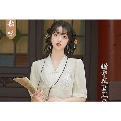 Traditional Chinese Elbow-Sleeve V-Neck Floral Embroidered