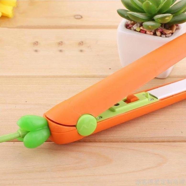 Carrot Hair Straightener MM1716 - straightener